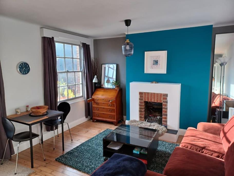The Gem - Character Flat With Parking Apartment *