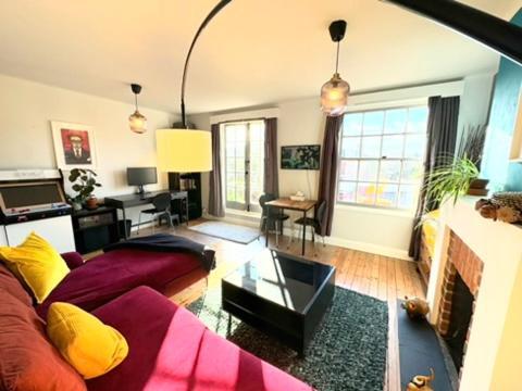 The Gem - Character Flat With Parking Apartment *